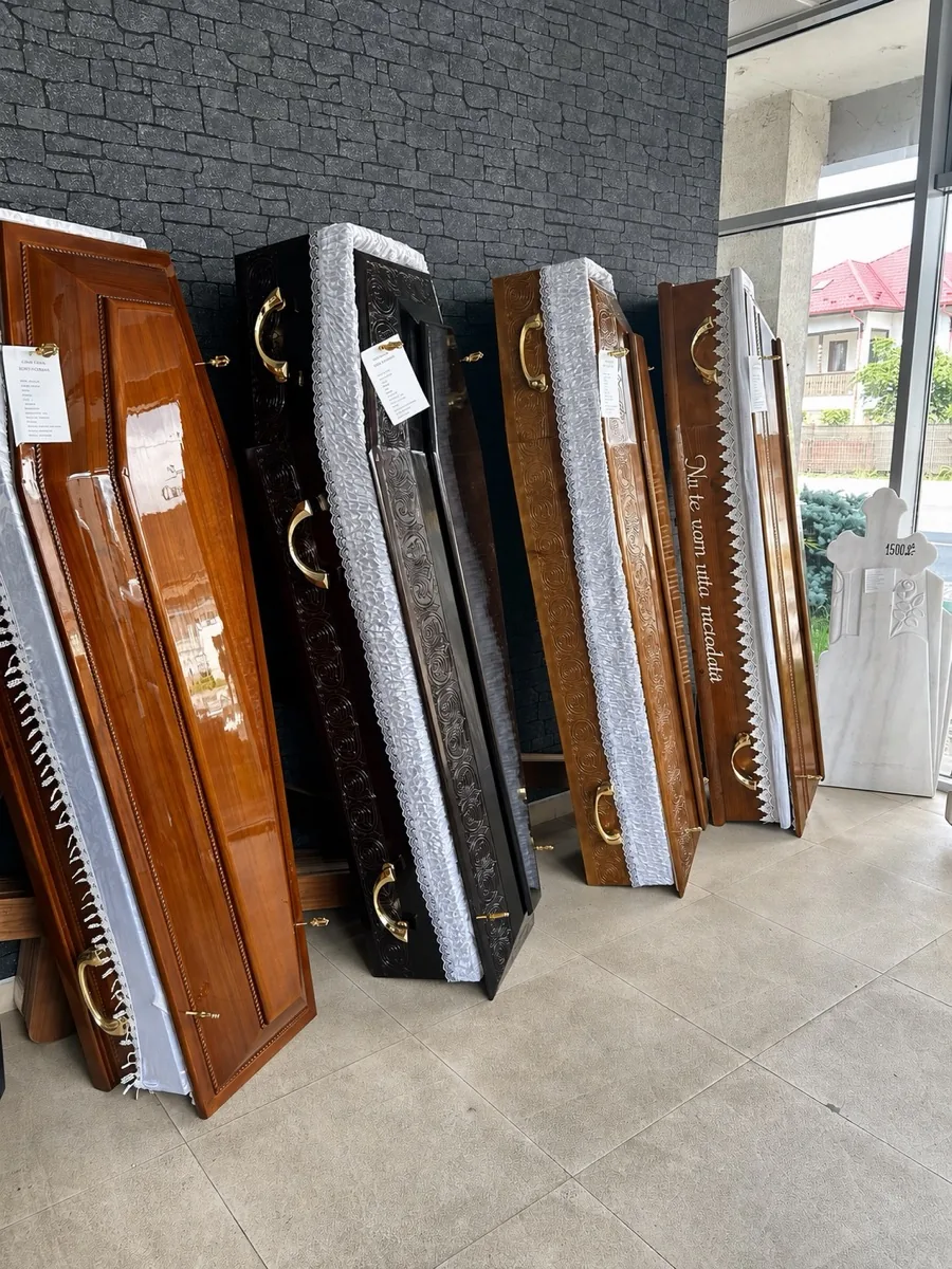 Sicrie expuse în showroom-ul Casa Ioana
